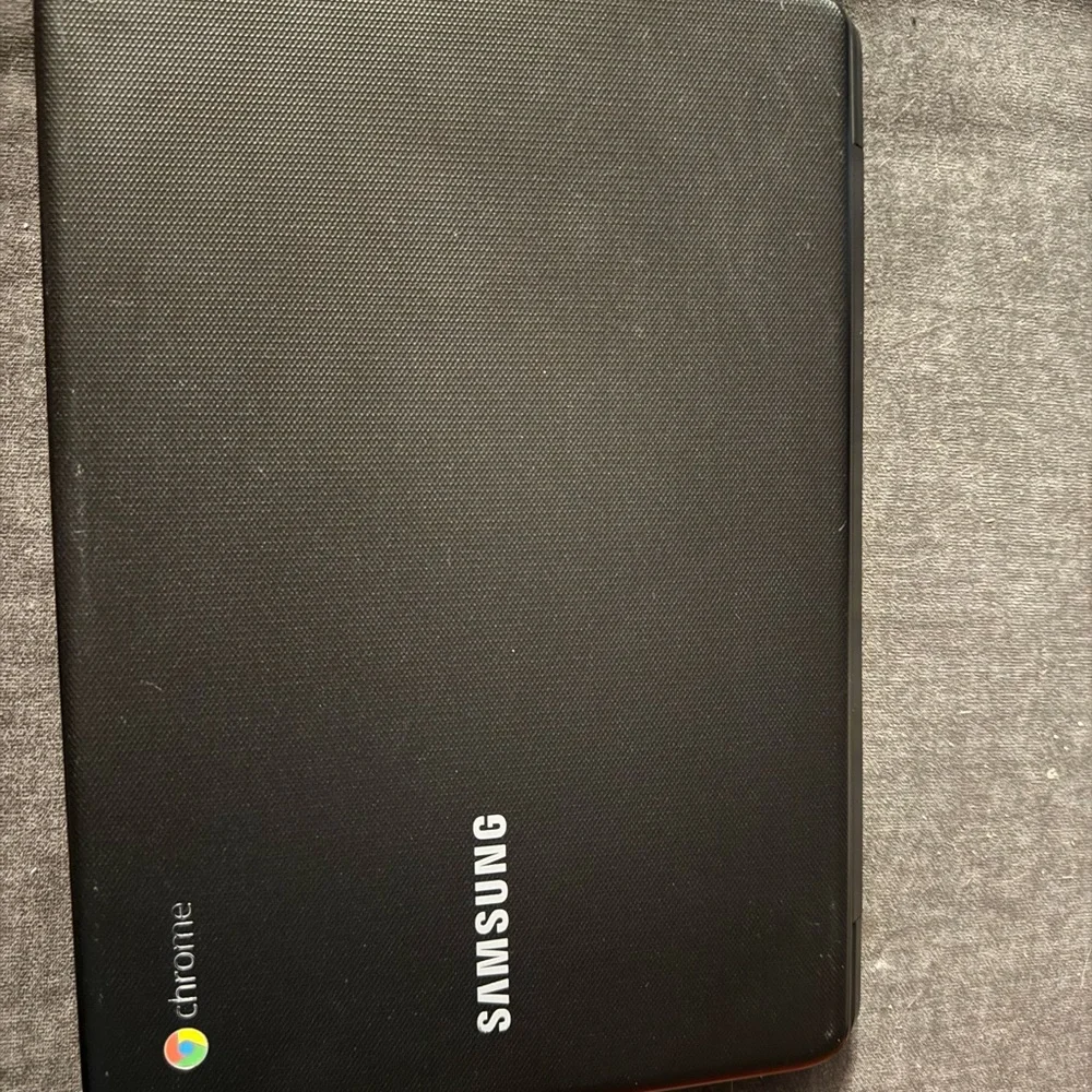 Samsung Black computer with Accessories